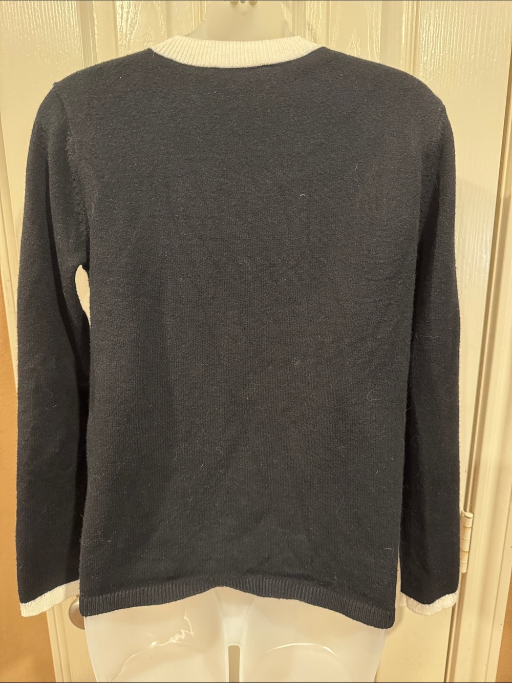 Ann Taylor Classic Black and White Sweater. Sz Medium - Picture 6 of 9